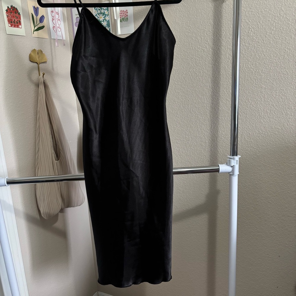 ୨୧ ・゚✧ Bebe V Neck Satin Slip Dress NWOT - Picture 5 of 7